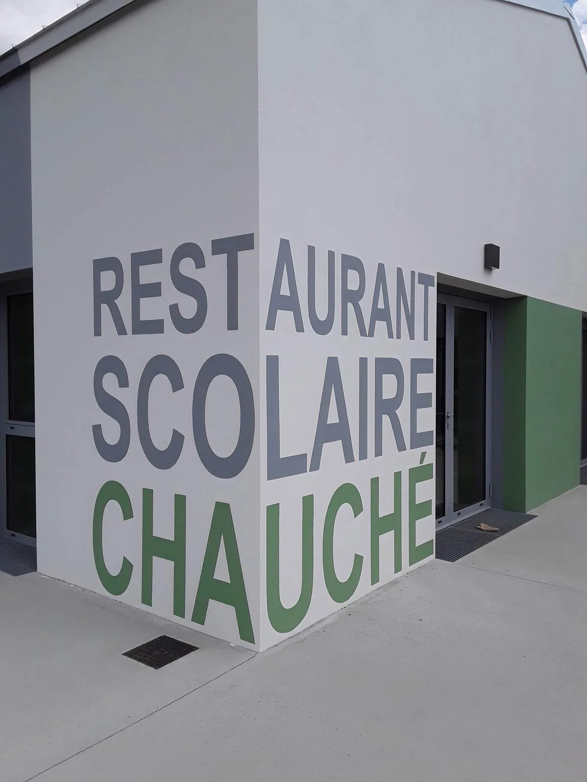 Atelier Chenu ENSEIGNE LA ROCHE SUR YON LETTRAGE PEINT SUR MURS EXTERIEURS