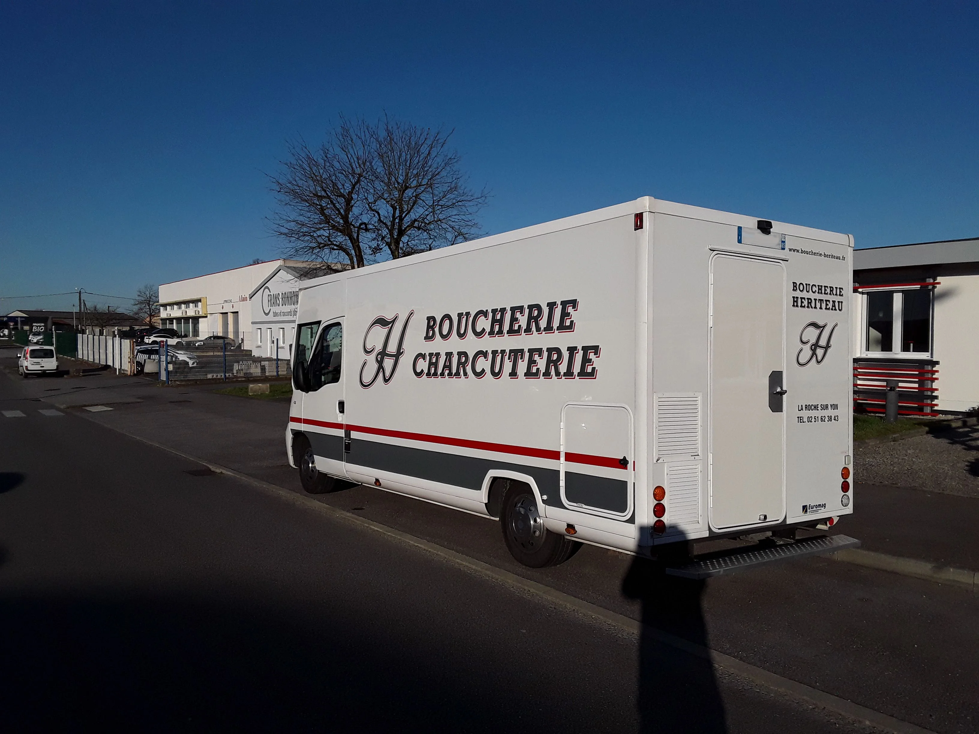 Atelier Chenu ENSEIGNE LA ROCHE SUR YON PUB REMORQUE MAGASIN